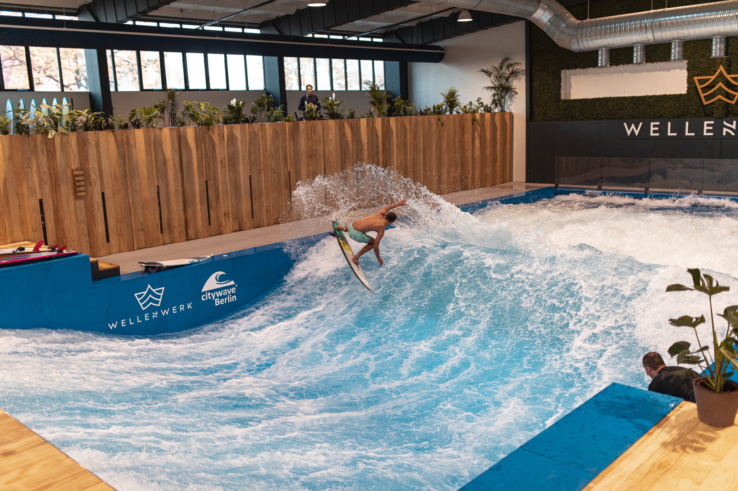 Stehende Welle Surfen in Deutschland: Surfen im neueröffneten Wellenwerk Berlin