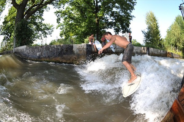 Stehende Wellen Surfen in Deutschland und Europa: Der Almkanal in Salzburg