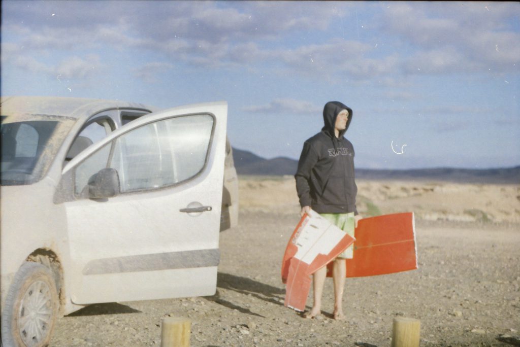 Beste Reisekreditkarte für den Surftrip: Ein neues Board und ein dreckiger Mietwagen. Da kommt Arbeit auf die Karte zu.