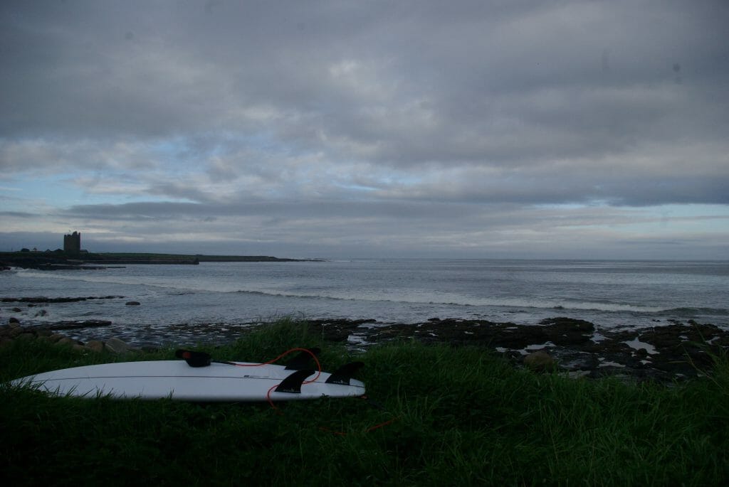 Decathlond Shortboard 900 im Test: Das Board liegt am Strand von Easkey