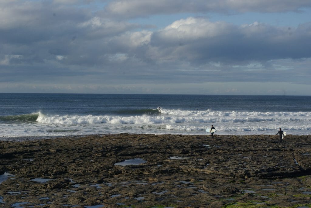 Surfen in Irland: Easkey Right mit einem Surfer darauf, zwei weitere sind auf dem Weg ins Wasser