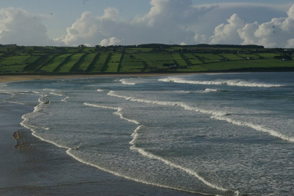 Surfen in Irland: Die Lacan Bay ist eine malerische Bucht im County Mayo. Rundherum gibt es den ein- oder anderen Spot zu entdecken.