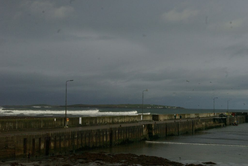 Surfen in Irland: Magherourty ist ein Hafen im Norden von Irland. Von hier fahren die Fähren nach Tory Island. In der Bucht ist ein Beachbreak, links vom Hafen ein Pointbreak.