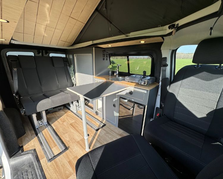 Camper ausbauen lassen: Innenansicht eines Campingbusses