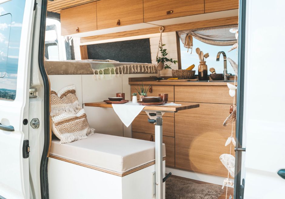 Camper ausbauen lassen Bayern: Ein Camper durch die Schiebetür fotografiert