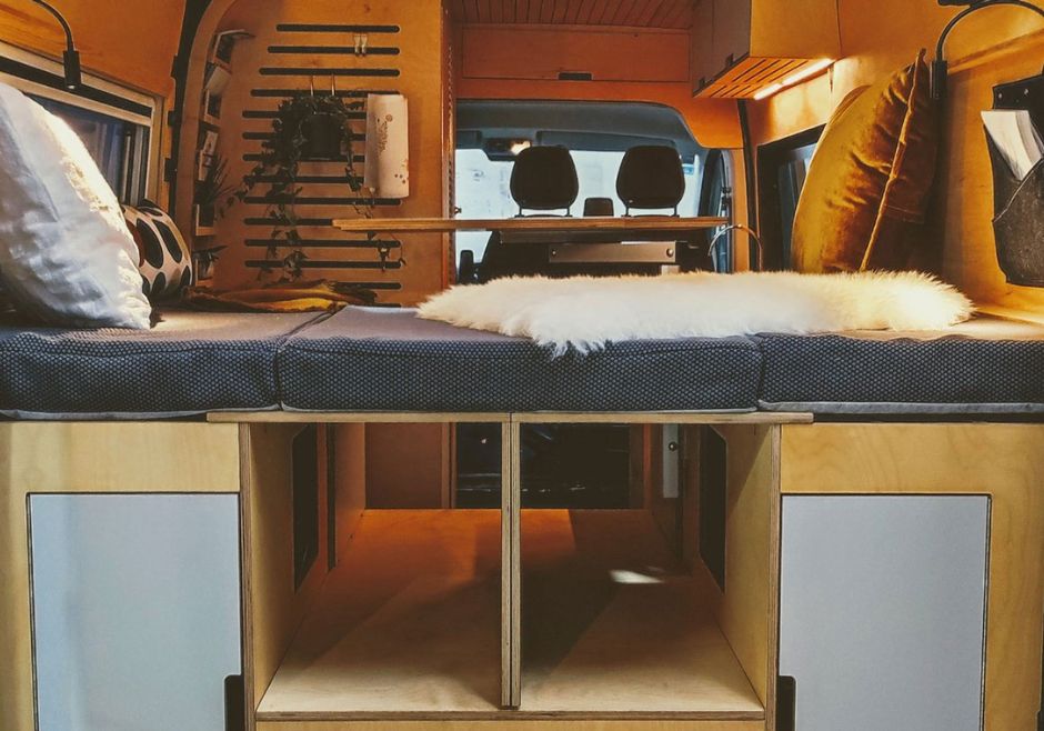 Camper ausbauen lassen in Berlin: Das Interieur eines individuellen Campervan von hinten