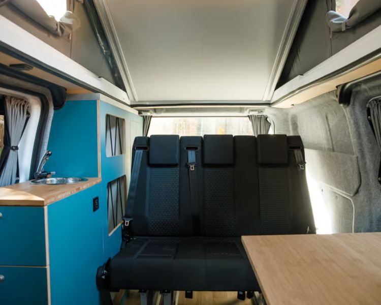 Camper ausbauen lassen Hamburg: Ein Ford Transit von innen