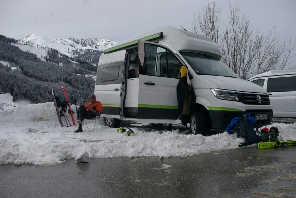 Mit dem Wohnmobil auf Skitour: Die Felle trocknen in der Abendsonne