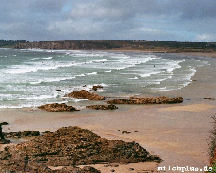 Der Plage du Goulien mit vielen Wassersportlern