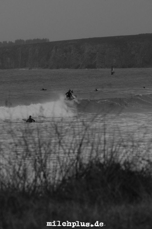 Ein Surfer macht einen Floater auf einer Welle am Goulien