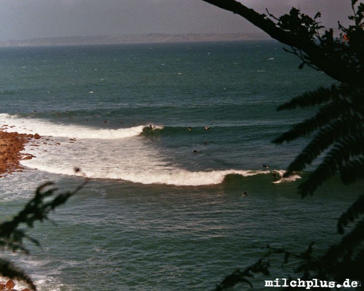 Surfer am Spot Pointe de Lervily in der Bretagne