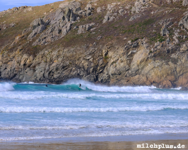 Ein Surfer am Surfspot Baie de Trespasses