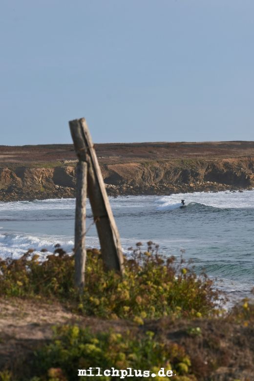 Ein Surfer macht einen Turn auf einer Welle in der Bretagne