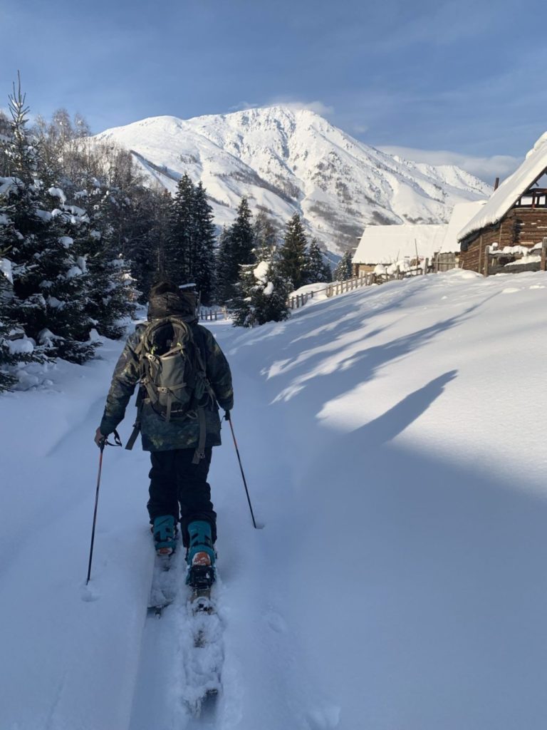 Balkan im Winter: Der Autor stapft mit SKiern an den Füßen durch den Schnee.