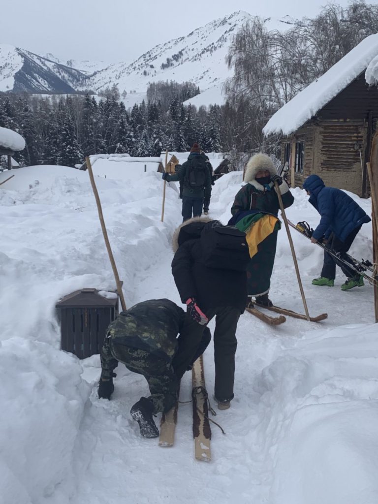 Balkan im Winter: Männer auf traditionellen Altai-Skiern im Schnee