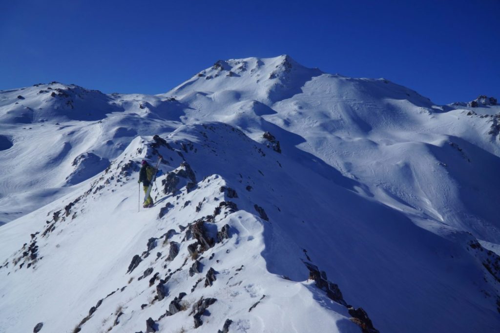 Der Balkan im Winter: Ein Freerider hikt auf einem Grat entlang.