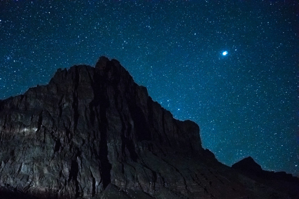 Die Weisheit der Natur: Eine Felswand mit Sternenhimmel