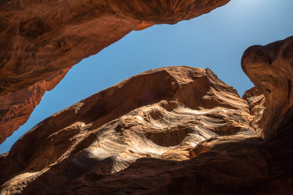 Die Weisheit der Natur: Blick aus einem Canyon in den Himmel.