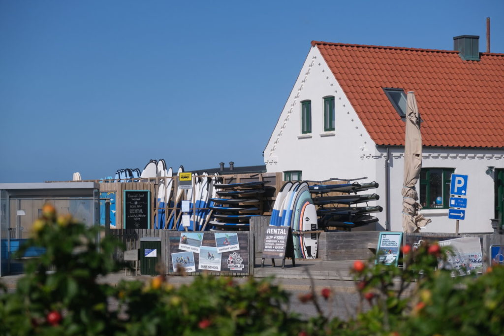 Surfen in Dänemark: Surfclub am Strand von Klitmoller