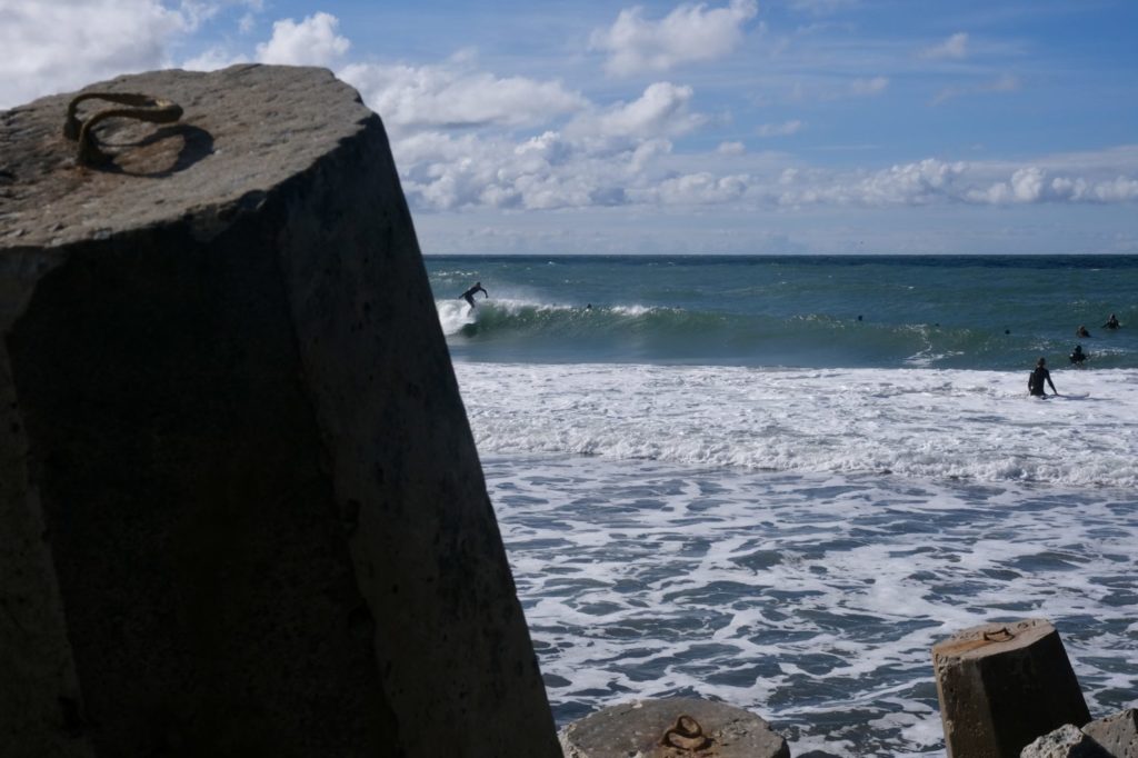 Surfen in Dänemark: Ein Surfer am Strand von Norre Vorupoer