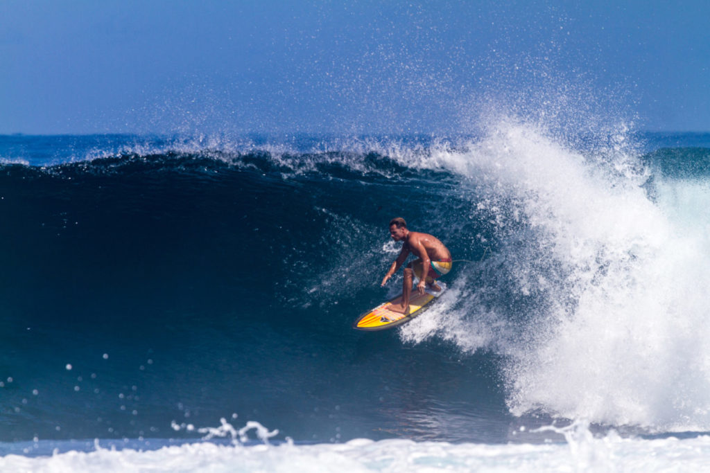 Emiliano Cataldi surft eine große hohle Welle