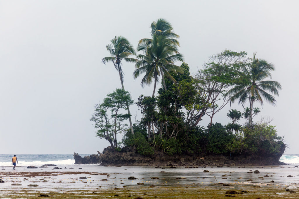 Eine Insel im Regen im Pazifik