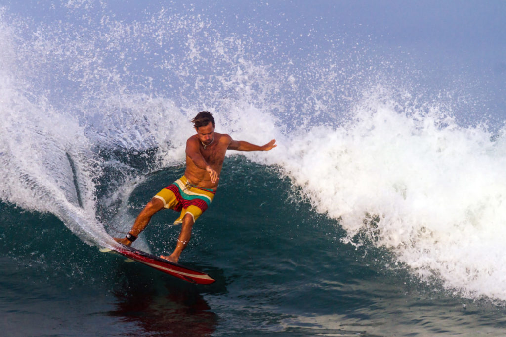 Ein Surfer bei einem Roundhouse Carve