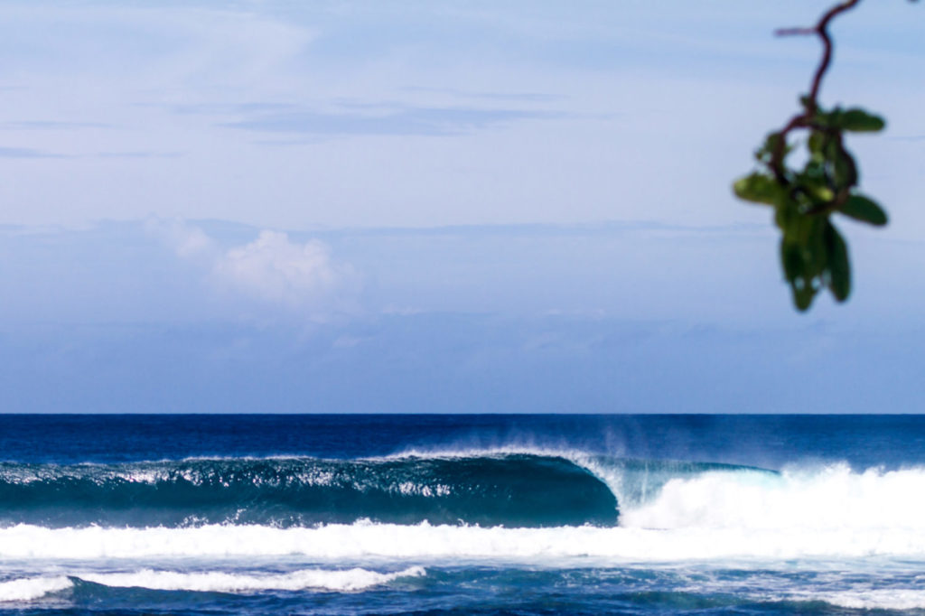 Eine Welle ohne Surfer darauf bricht in der Sonne