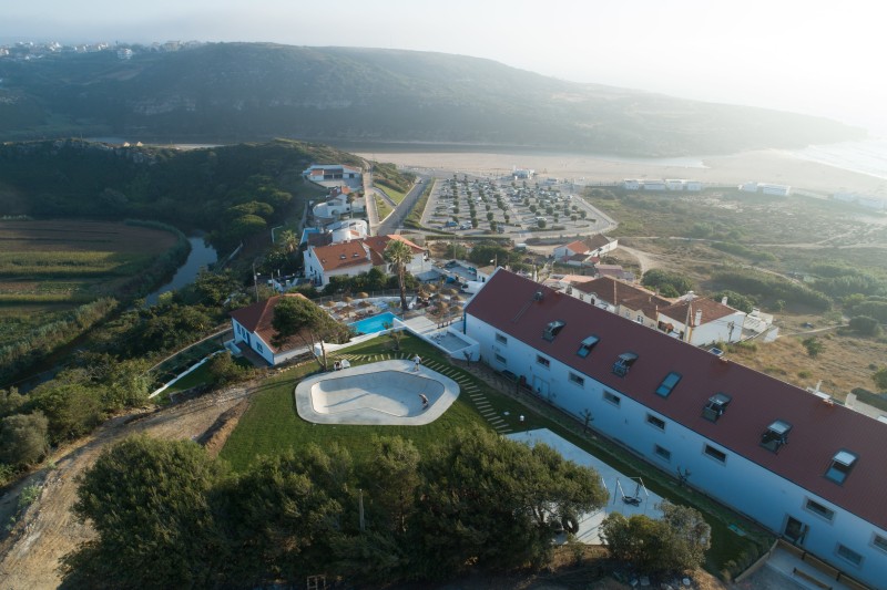 Surfen in Portugal: Eine Luftaufnahme des Surfcamps Lapoint