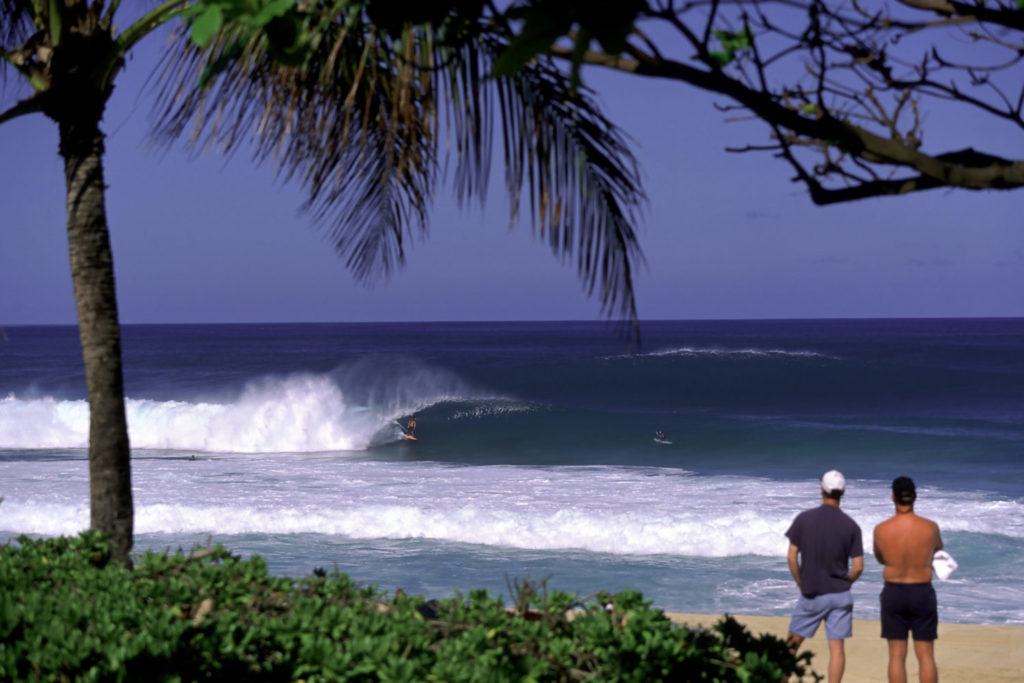 Die 10 besten Surf-Spots der Welt: Der Surfer Myles padaca in einer Barrel von Pipeline auf Hawaii