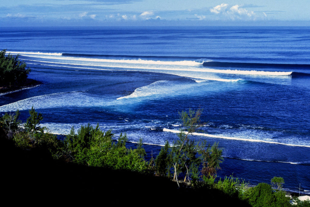 Die 10 besten Surf-Länder der Welt: Blick auf eine sehr gute Linkswelle von St. Leu.