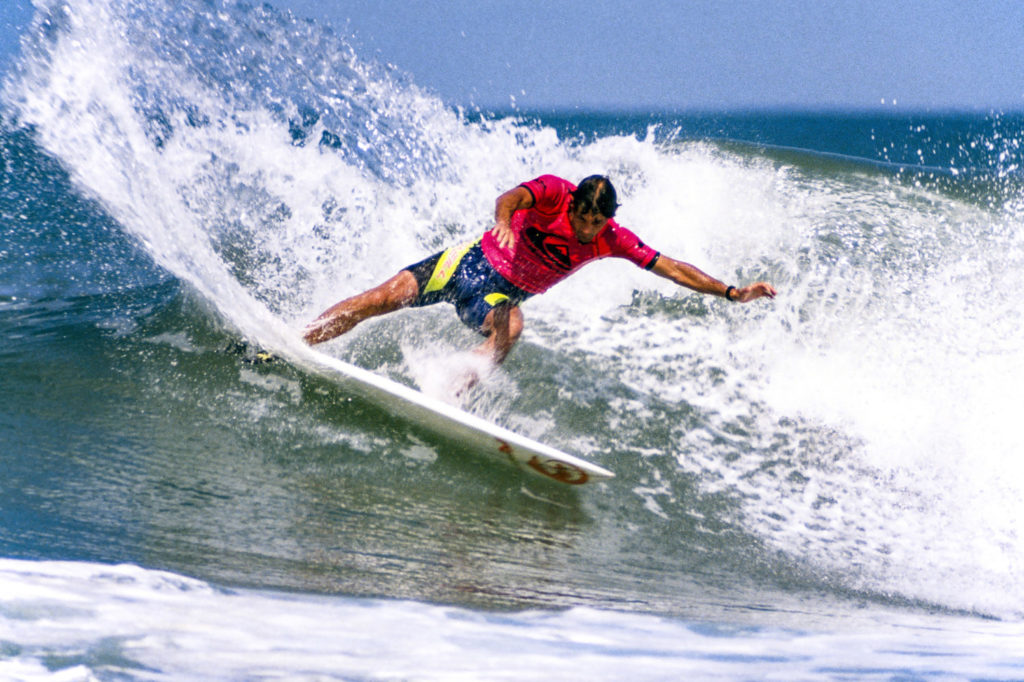 Die 10 besten Surf-Länder der Welt: Ein Surfer bei einem Contest in Frankreich.