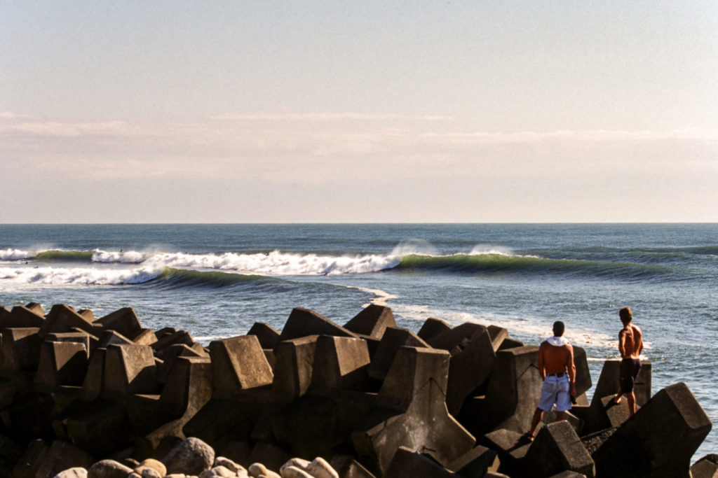 Die 10 besten Surf-Länder der Welt: Das Lineup an einem Strand in Japan