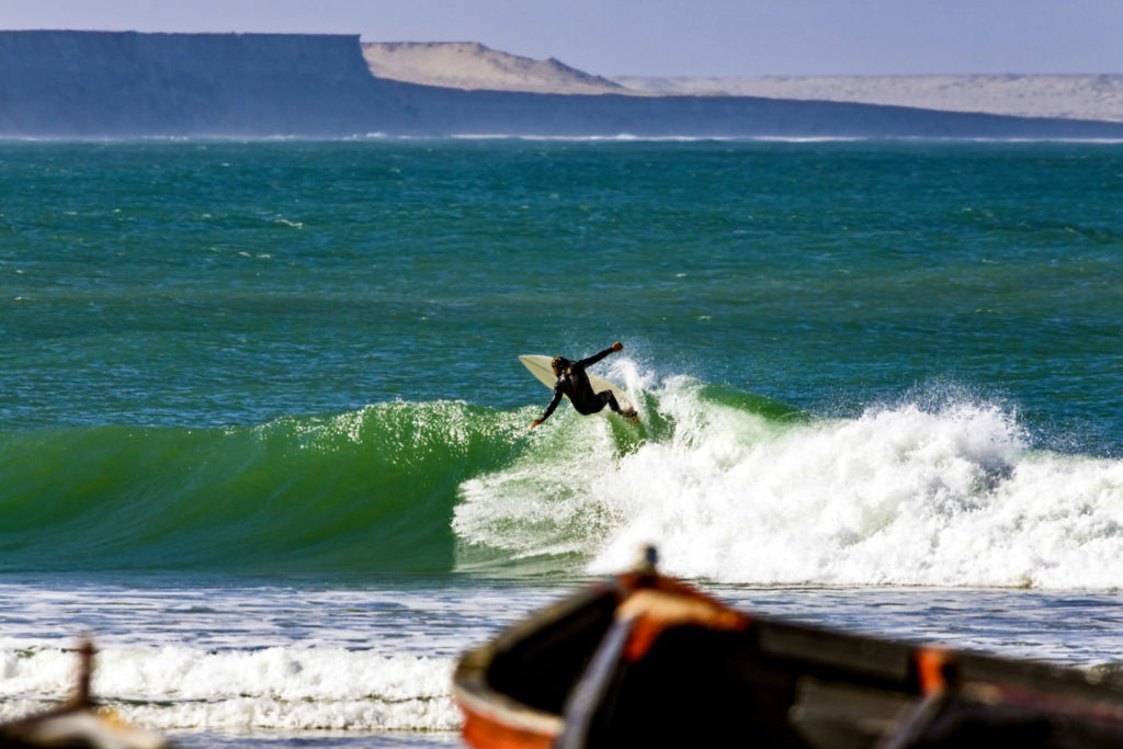 Die 10 besten Surf-Länder der Welt: Ein Surfer in der Westsahara, die von Marokko beansprucht wird.