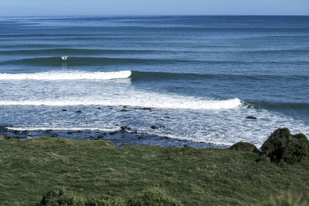 Die 10 besten Surf-Länder der Welt: Ein langer linker Pointbreak in Neuseeland.