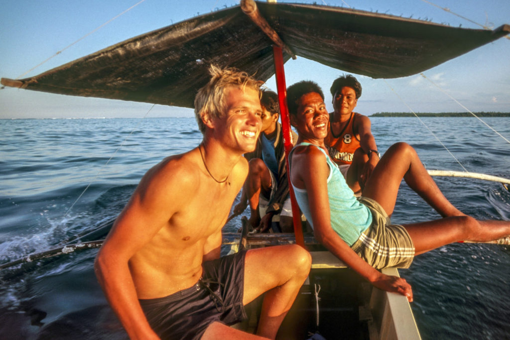 Surfen auf den Philippinen: Auf einem Boot
