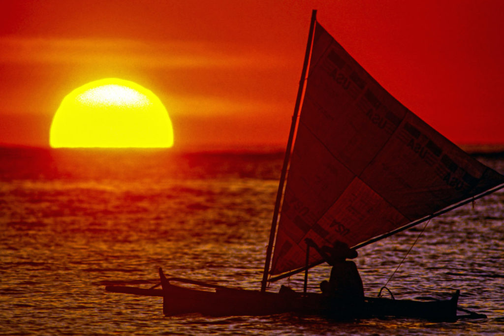 Surfen auf den Philippinen: Ein Fischer in der untergehenden Sonne