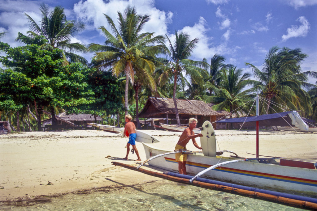 Surfen auf den Philippinen: Die Surfer laden ihre Bretter aus dem Boot aus.