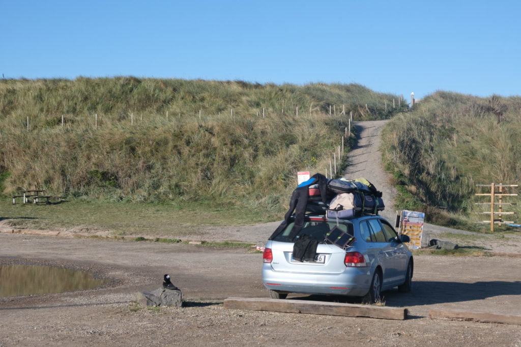 Roadtrip Dänemark: Ein Auto mit viel Beladung und einem Solarpanel am Fenster