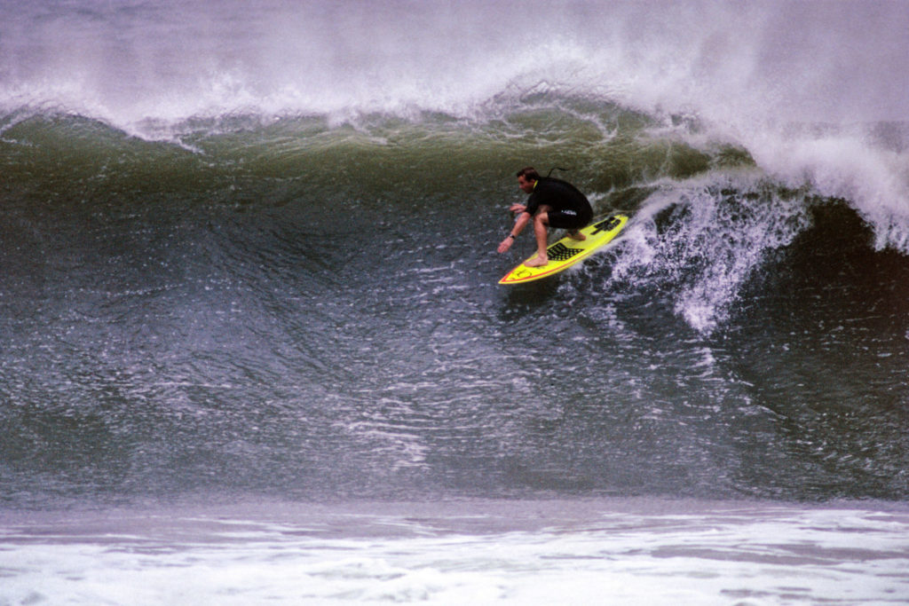 Gary Elkerton, beim Surfen in einer großen Taifun-Welle in Kyushu, Japan.