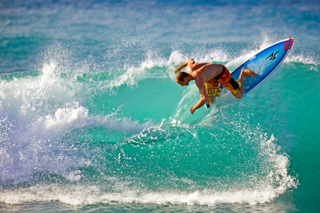 Die besten Surf-Inseln der Welt: Ein Surfer bei einem Top-Turn