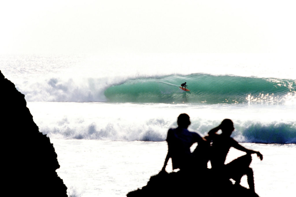 Die besten Surf-Inseln der Welt: Ein Surfer in der Barrel von Padang Padang auf Bali in Indonesien