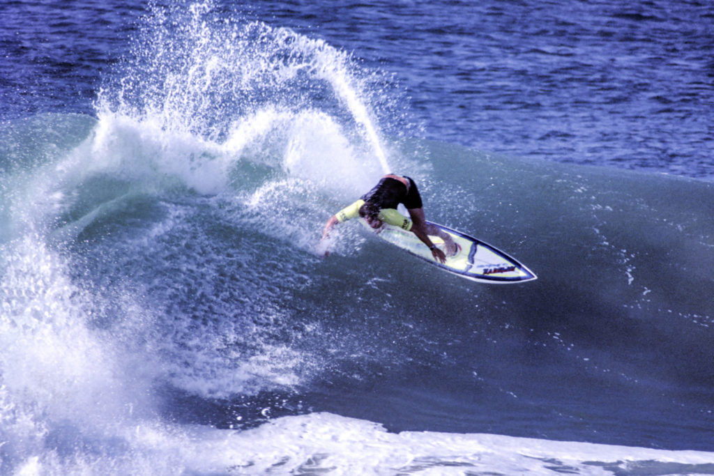 Die besten Surf-Inseln der Welt: Der legendäre brasilianische Surfer Picaruta Salazar surft am Strand Joaquina auf Santa Catarina in Brasilien
