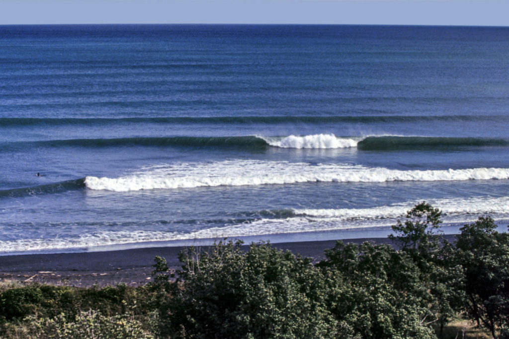 Die besten Surf-Inseln der Welt: Ein Lineup Shot von einer Welle in Neuseeland.