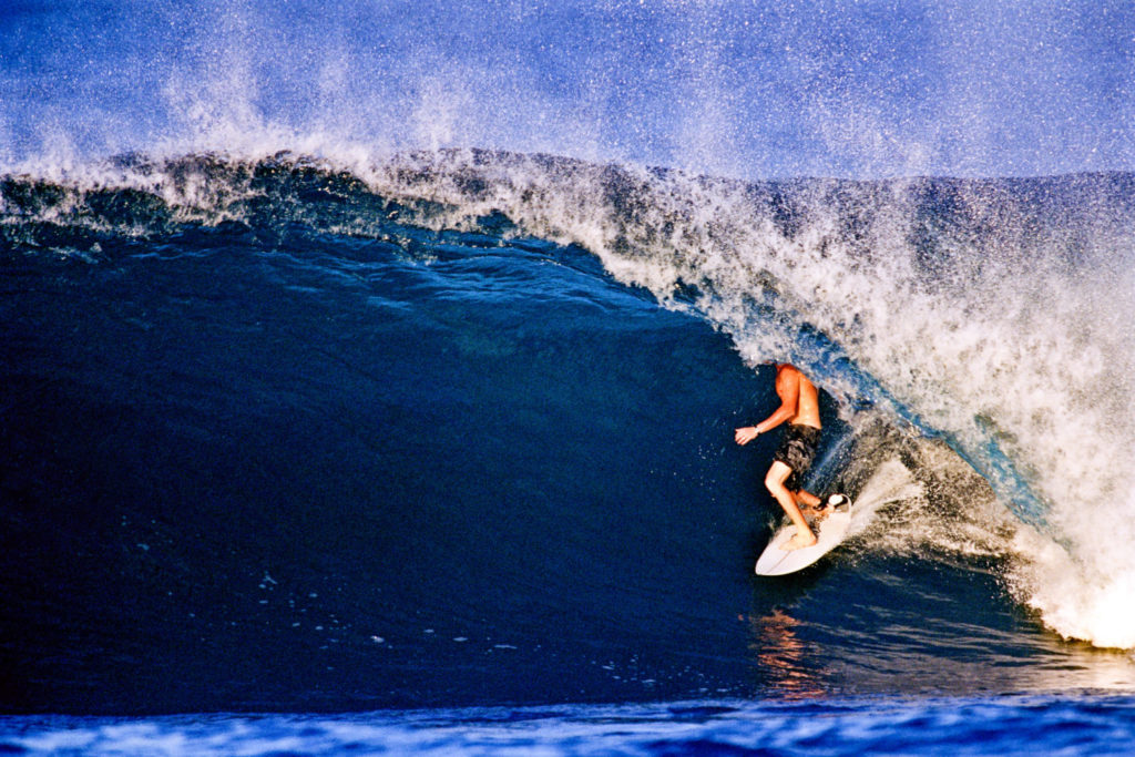 Die besten Surf-Inseln der Welt: Bild: Der Surfer Mark Matthews surft Cloud 9 auf den Philippinen, Provinz Surigao del Norte, Insel Siargao.