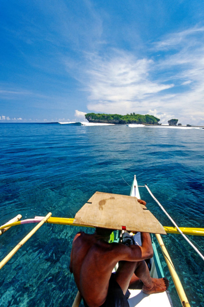 Die besten Surf-Inseln der Welt: Philippinen, Provinz Surigao del Norte, Insel Siargao, Wellen vor der Küste bei Tuesday Rock.