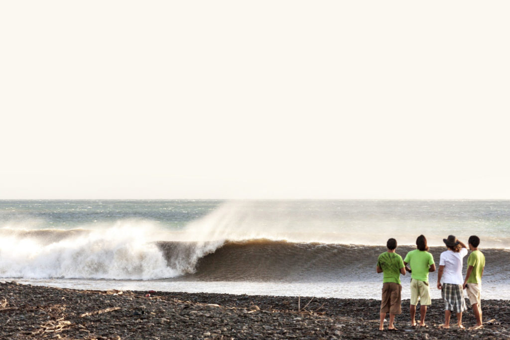 Die besten Surf-Inseln der Welt: Ein saisonaler Typhoon-Swell an der Westküste Taiwans.