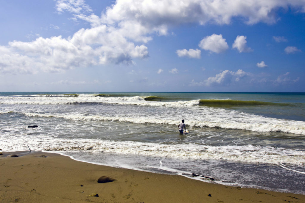 Die besten Surf-Inseln der Welt: Ein Surfer an der Ostküste von Taiwan in Pingtung County