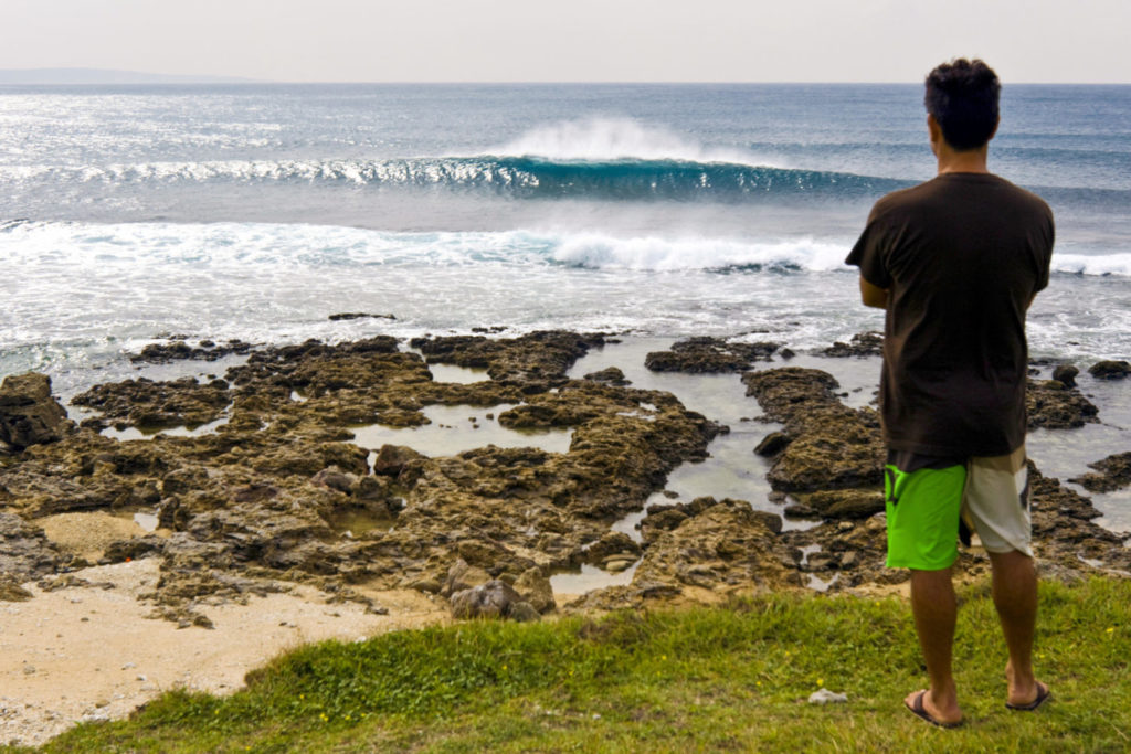 Die besten Inseln zum Surfen: Ein Taifun-Swell bringt große Wellen an dieses Korallenriff im Kenting-Nationalpark in Taiwan.