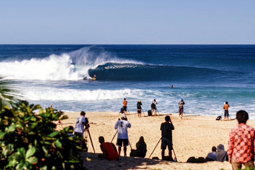 Die besten Surf-Inseln der Welt: Ein Surfer beim Bottom-Turn in einer Welle am Surfspot Banzai Pipeline auf Hawaii
